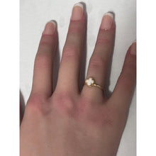 Load image into Gallery viewer, 18K Gold Ring Flower White Mother of Pearl Size 5 - Rafant