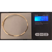 Load image into Gallery viewer, 18K Gold Bracelet Bangle Wave Twist Clip Oval Size 6.5 inches 2.56 grams