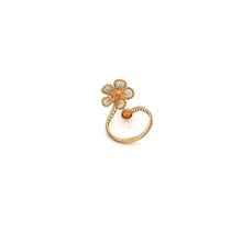 Load image into Gallery viewer, 18K Gold Ring Flower 1.5 grams Size 6 - Rafant