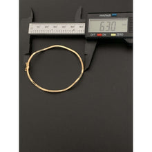 Load image into Gallery viewer, 18K Gold Bracelet Bangle Wave Twist Clip Oval Size 6.5 inches 2.56 grams