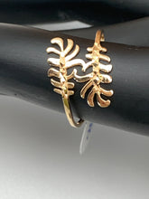 Load image into Gallery viewer, New Real 18K Saudi Gold Fern Leaves Ring Size 7.5 - Rafant