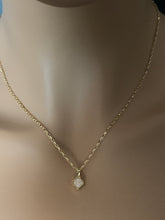 Load image into Gallery viewer, 18K Gold Necklace 18" Cable Chain w/Light Pink Mother Pearl Clover Flower Pendant 2.46 grams - Rafant