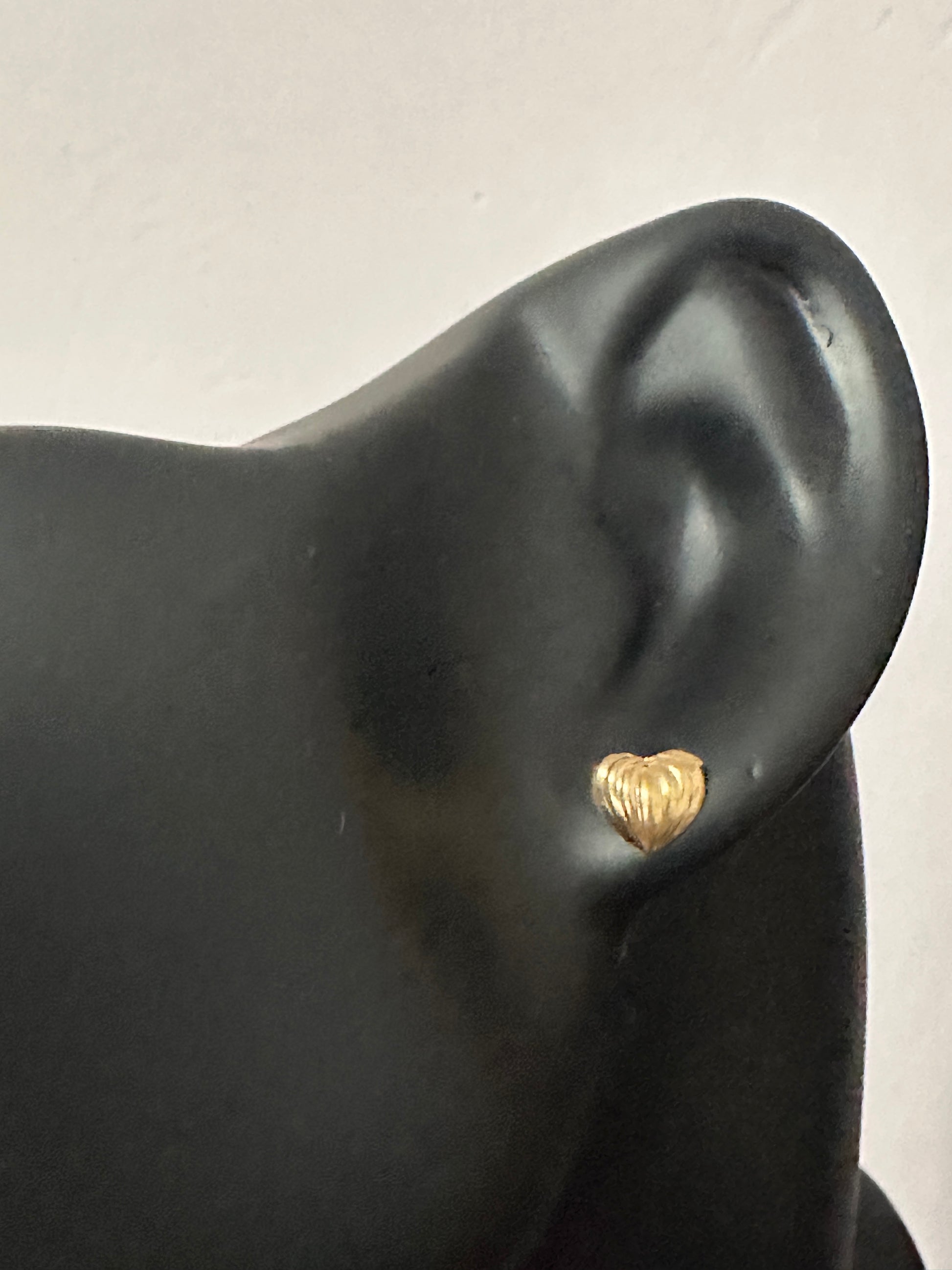 18K Gold Earrings Heart Stud 0.93 grams - Rafant