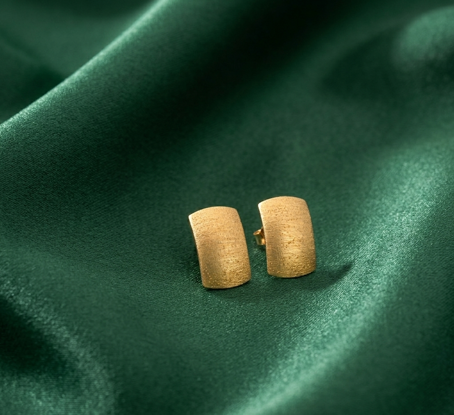 18K Gold Earrings Stud Rectangle Frosted 1.58 grams - Rafant