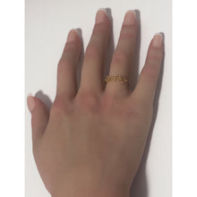 Load image into Gallery viewer, 18K Saudi Gold Ring Butterflies Size 7.5
