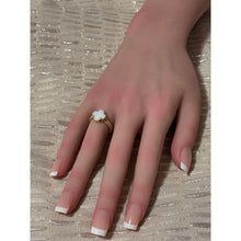 Load image into Gallery viewer, 18K Gold Ring Clover White Mother of Pearl Size 5

