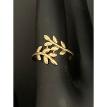 Load image into Gallery viewer, 18K Gold Ring Leaves 1.38 grams Size 5 - Rafant
