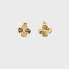 Load and play video in Gallery viewer, 18K Gold Earrings Stud Flower 2.21 grams
