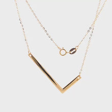 Load and play video in Gallery viewer, 18K Yellow Gold Necklace Chain Pendant Letter L 1.72 grams 18.75 inches
