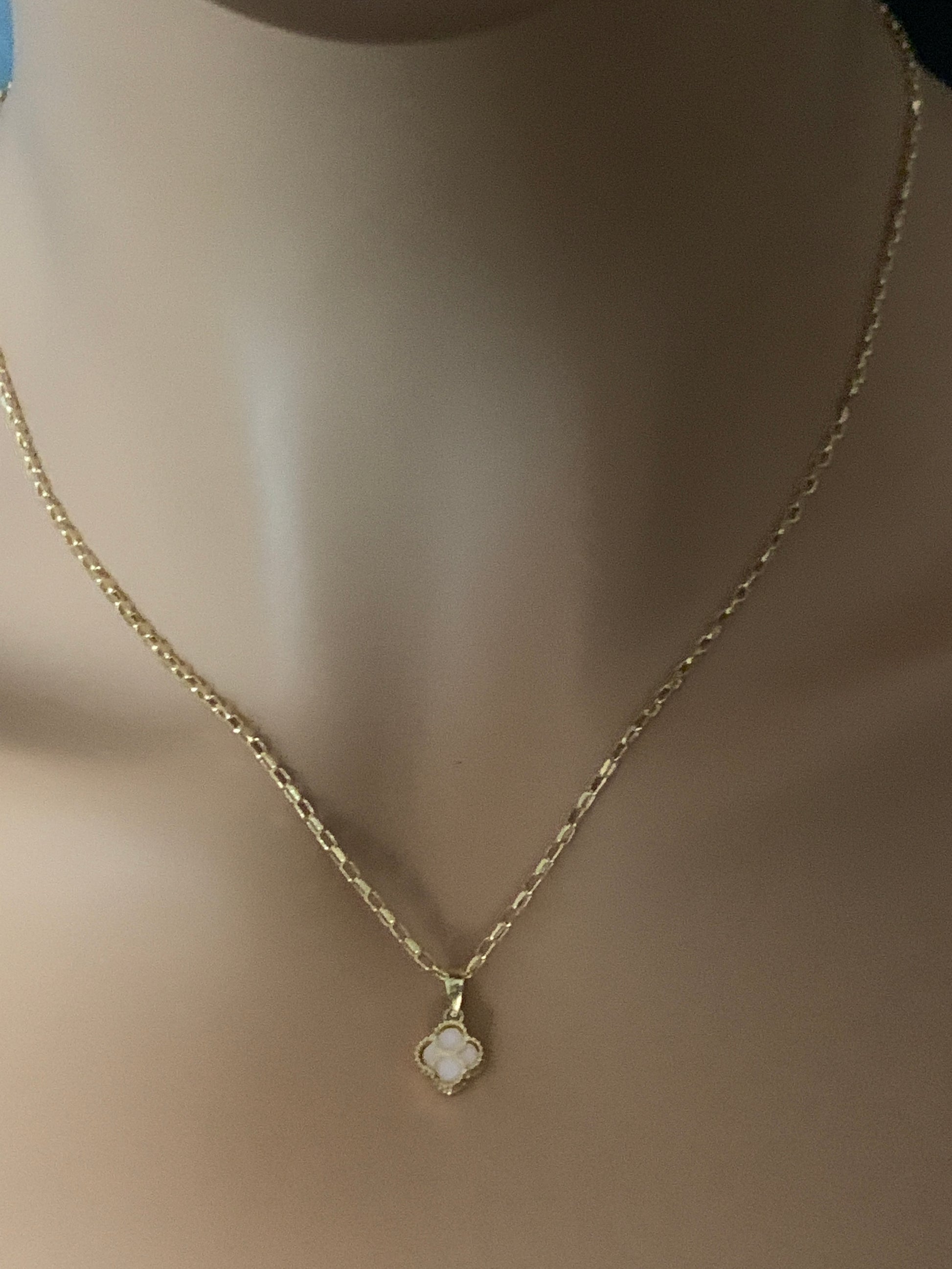 18K Gold Necklace 18" Cable Chain w/Light Pink Mother Pearl Clover Flower Pendant 2.46 grams - Rafant