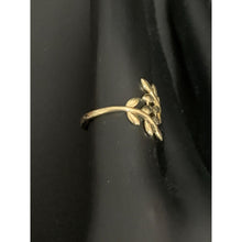 Load image into Gallery viewer, 18K Gold Ring Leaves 1.38 grams Size 5 - Rafant
