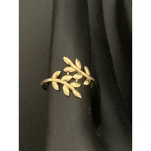 Load image into Gallery viewer, 18K Gold Ring Leaves 1.38 grams Size 5 - Rafant
