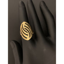 Load image into Gallery viewer, 18K Gold Ring 1.28 grams Size 7 - Rafant
